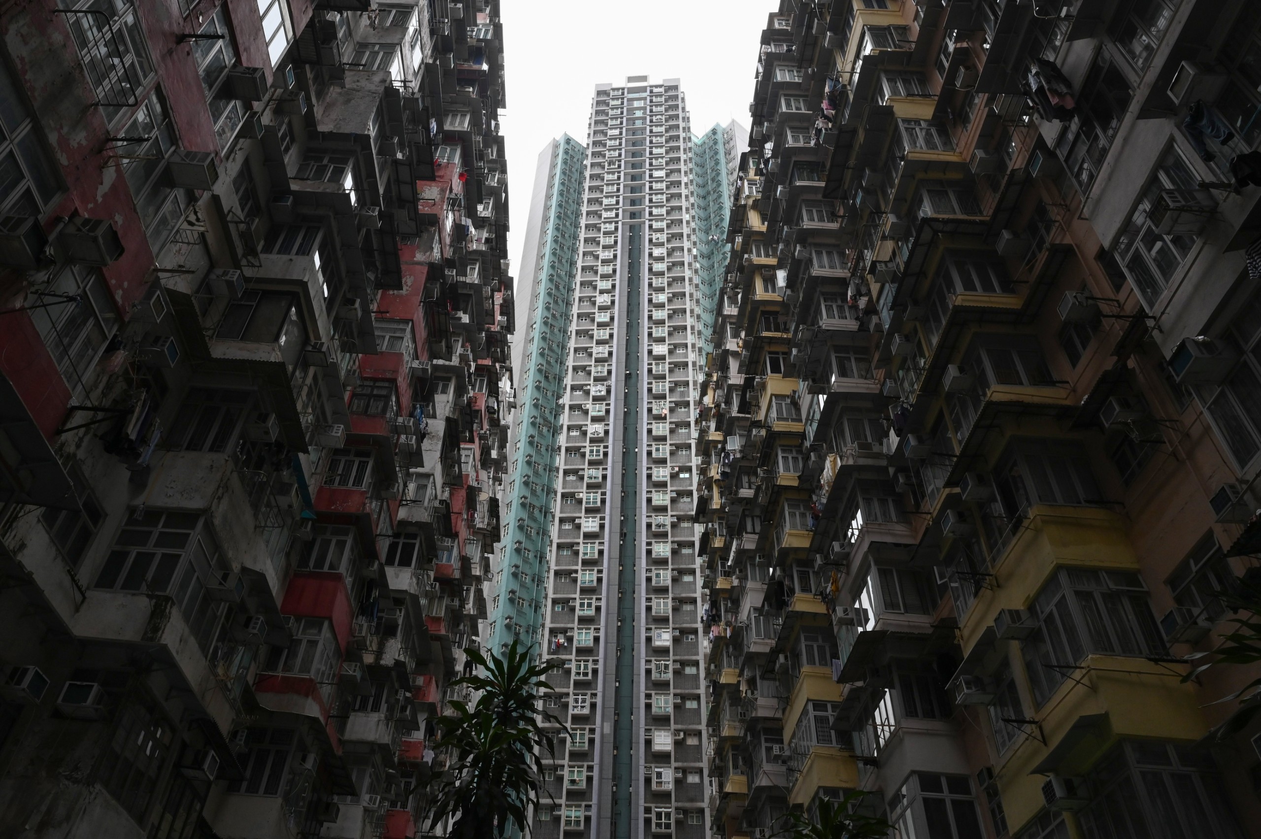 Ilyen koporsólakásokban élnek Hongkong legszegényebb lakói