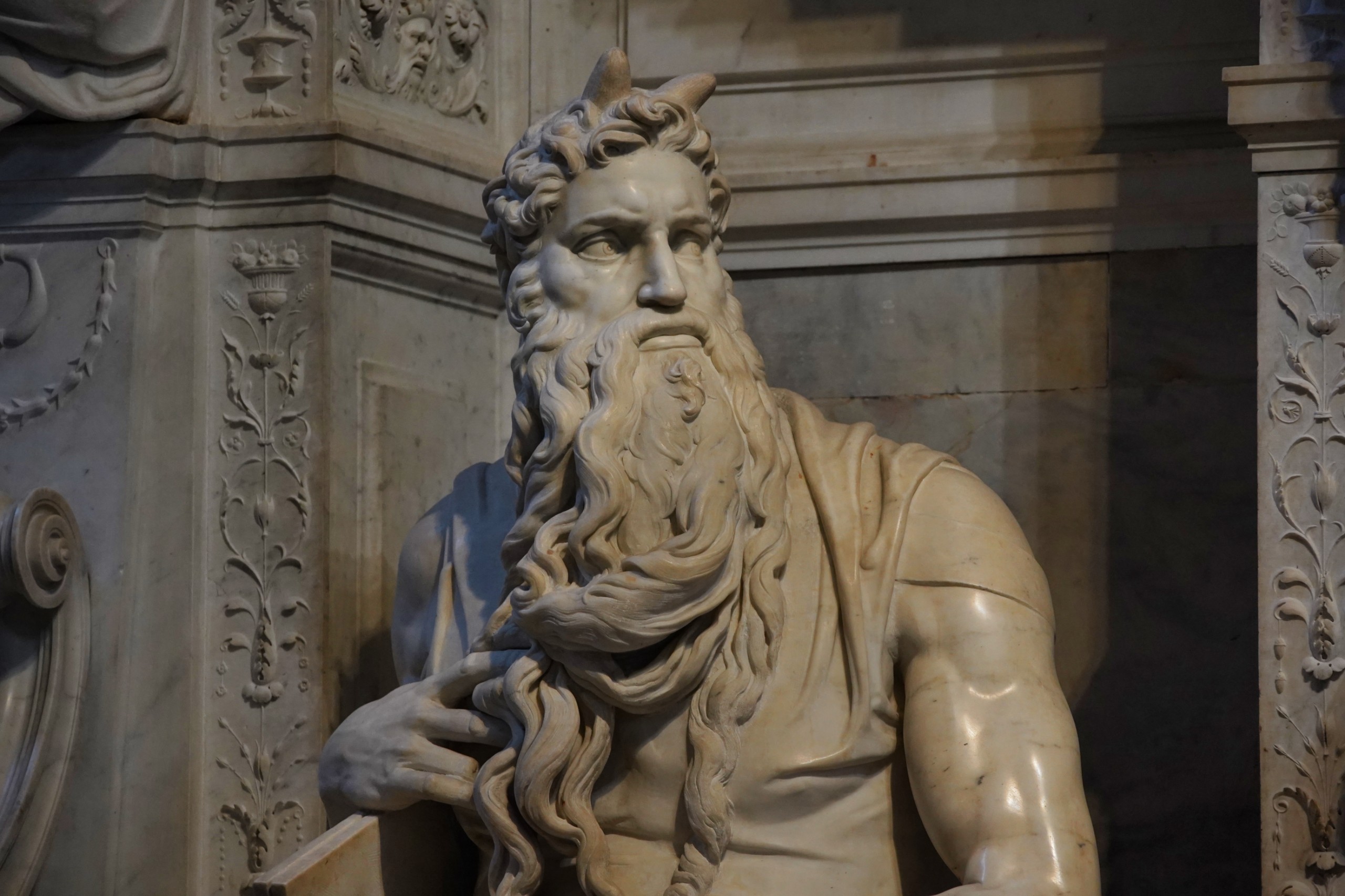 Ezért kapott szarvakat Michelangelo Mózes szobra