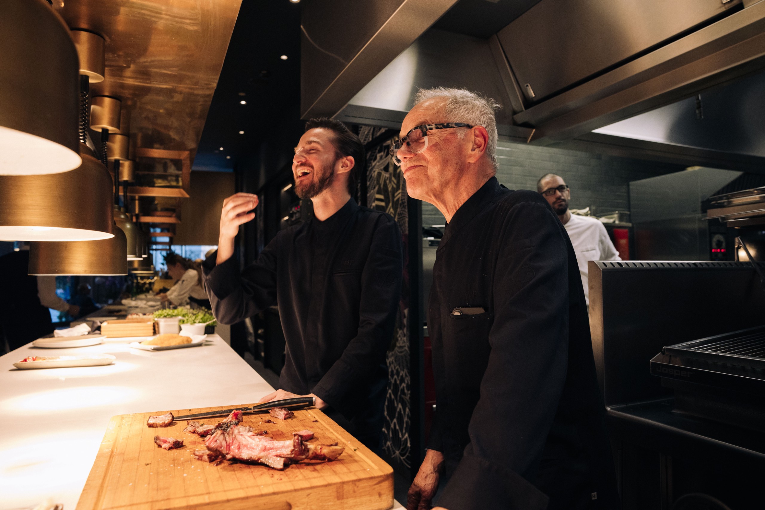 Wolfgang Puck és Byron Lazaroff-Puck világkörüli vacsorasorozata Budapestre érkezik