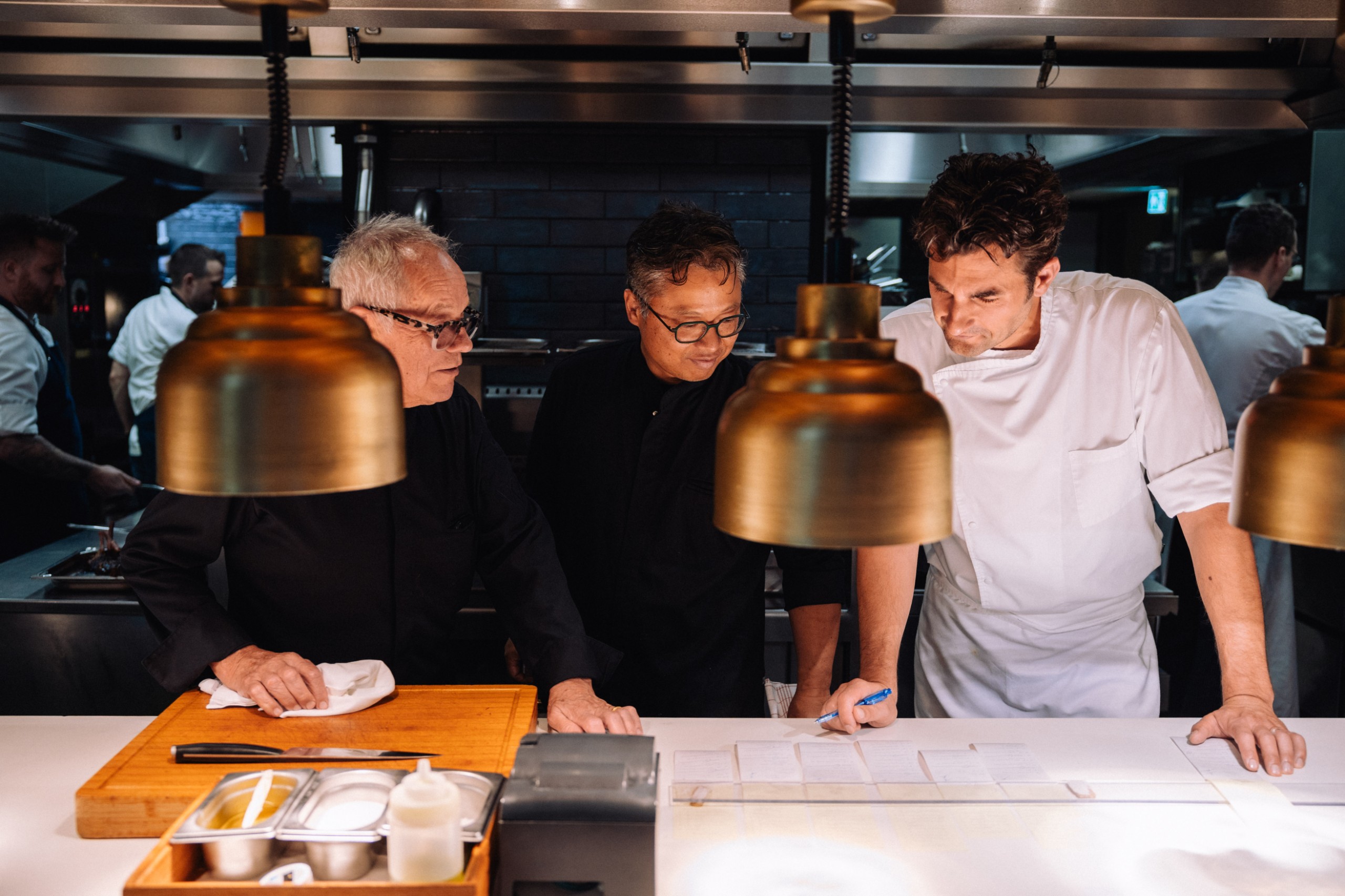 Wolfgang Puck és Byron Lazaroff-Puck világkörüli vacsorasorozata Budapestre érkezik
