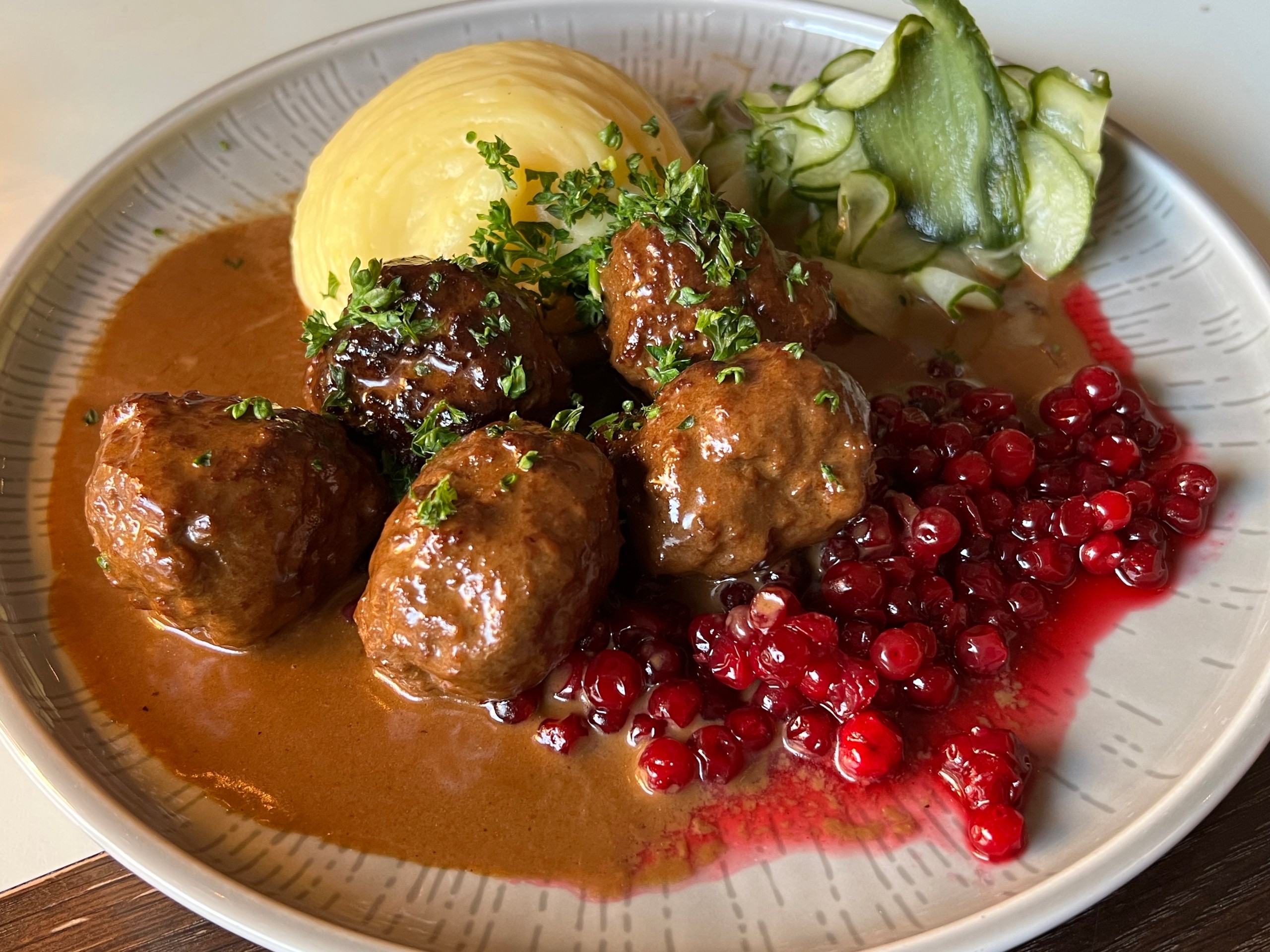 Így készül az IKEA húsgolyója Michelin-csillagos módszerrel