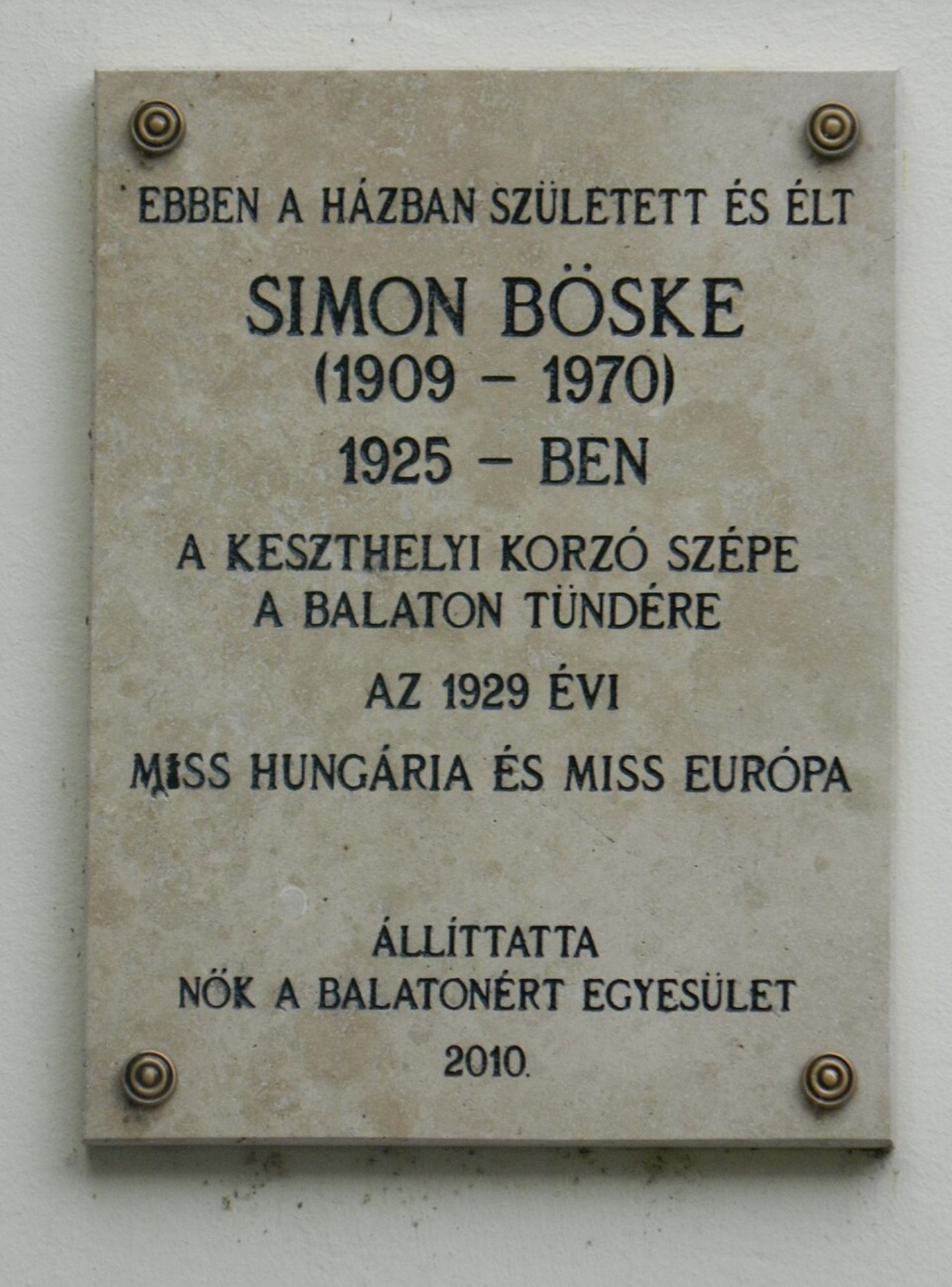 Magyarország első szépségkirálynőjét egész Európa ünnepelte, később bujkálnia kellett