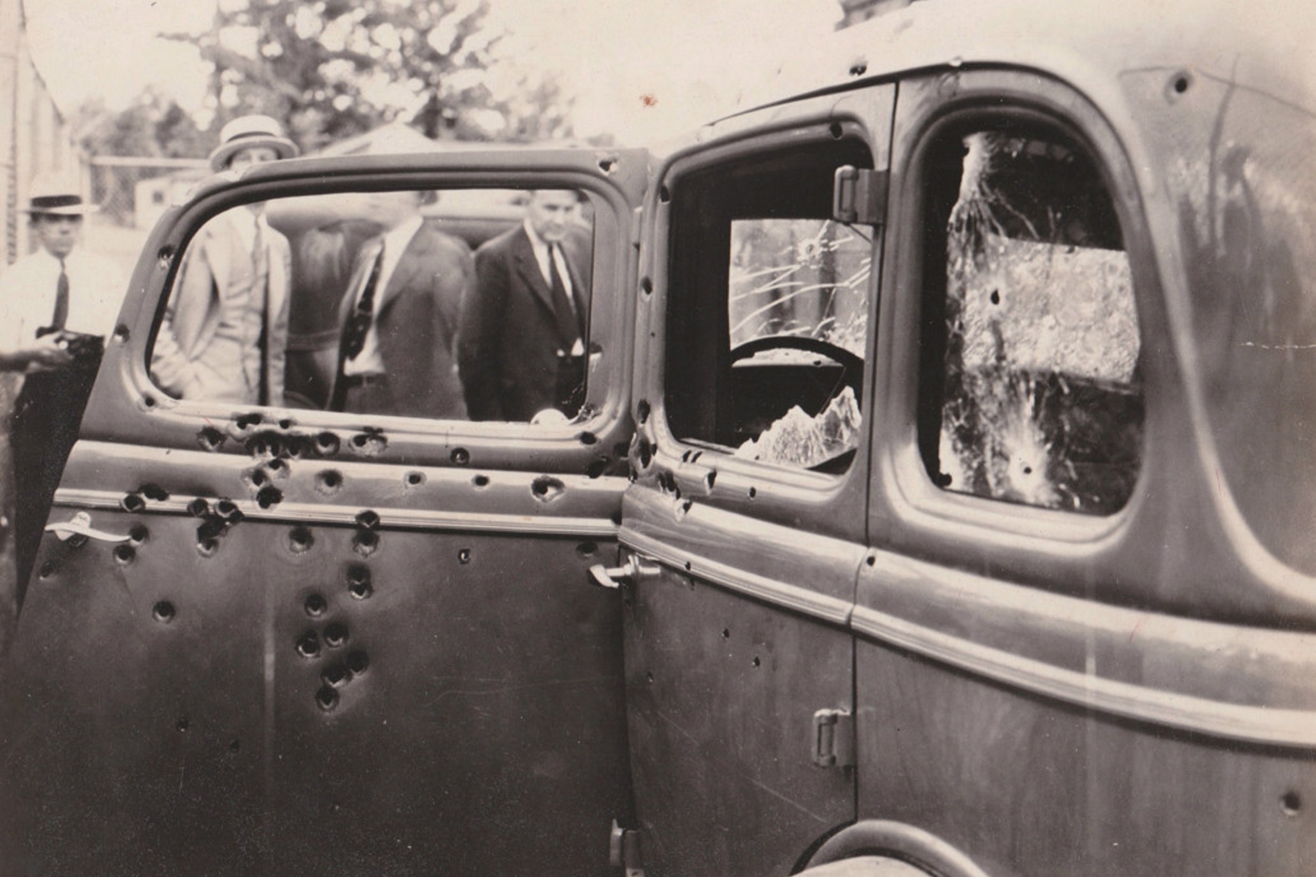 Bonnie és Clyde halála után a tömeg még a holttestüket is megcsonkította