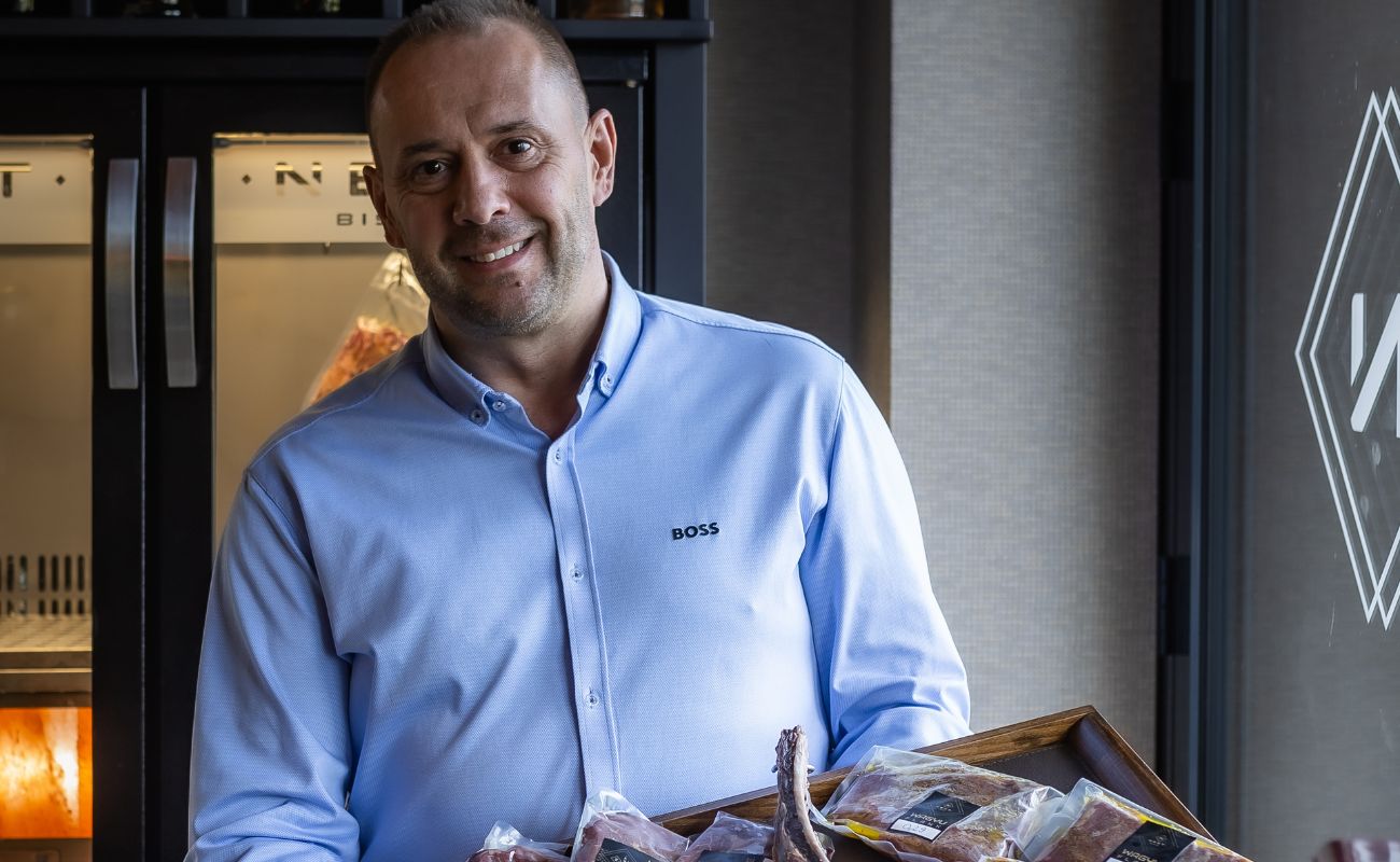 Amikor a vendég is része lesz a vacsorának: új steakélmény a debreceni NEXT Bistróban