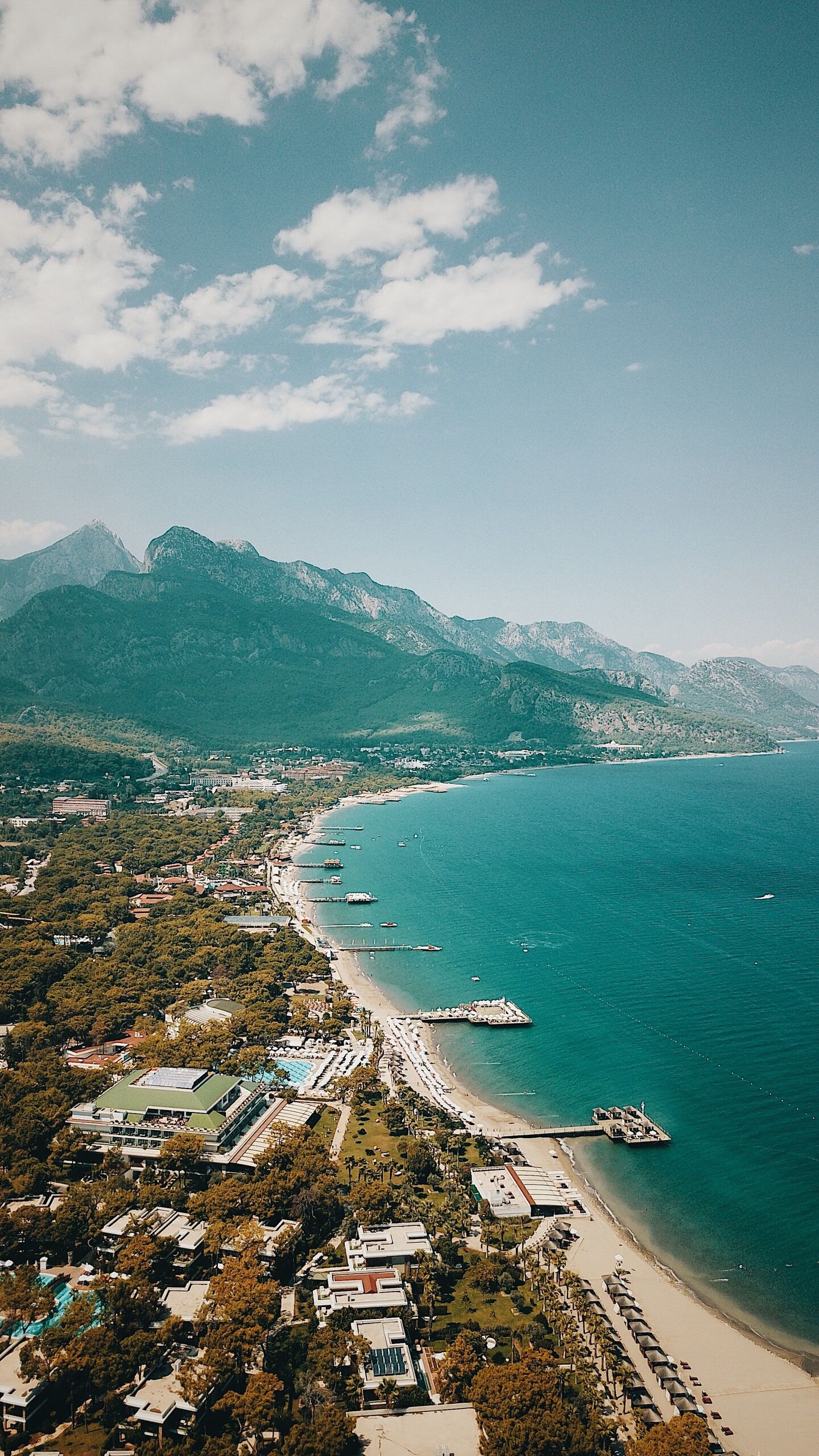  Vitaliy Zamedyanskiy/Unsplash