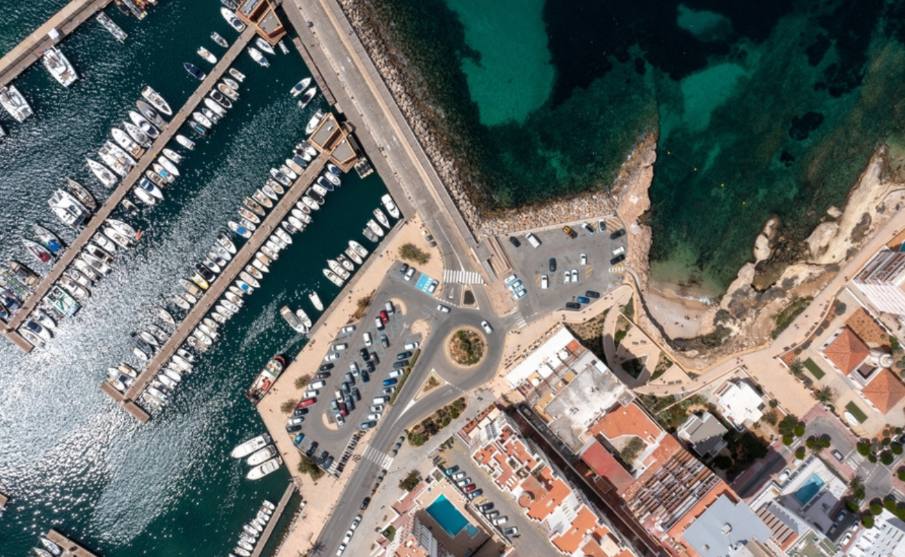 Ibiza egyik kikötője - Go My Media/Shutterstock